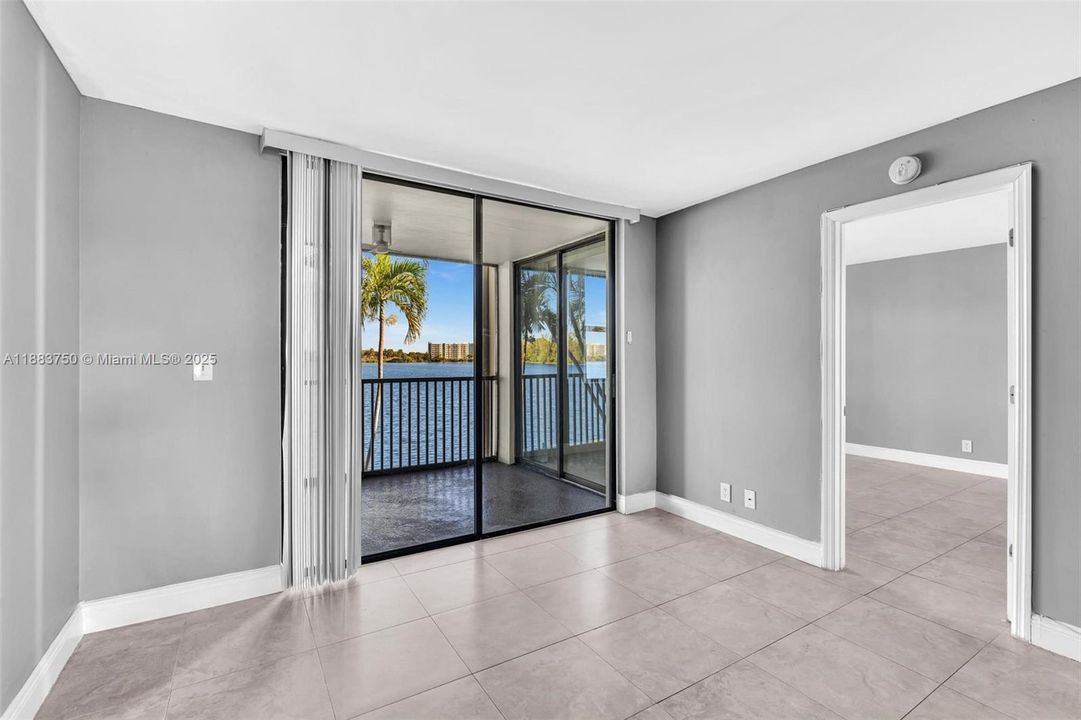 Active With Contract: $2,395 (2 beds, 2 baths, 920 Square Feet)