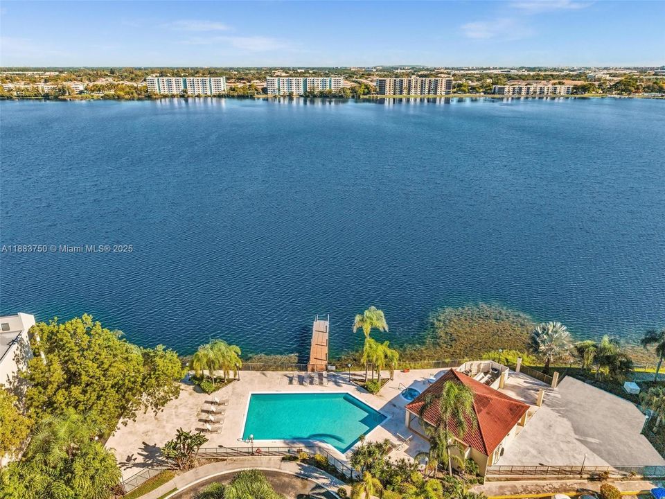 Active With Contract: $2,395 (2 beds, 2 baths, 920 Square Feet)