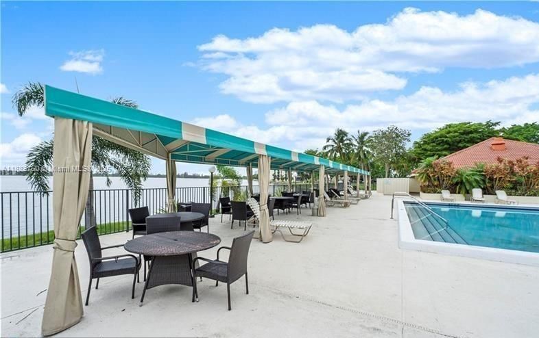 Active With Contract: $2,395 (2 beds, 2 baths, 920 Square Feet)