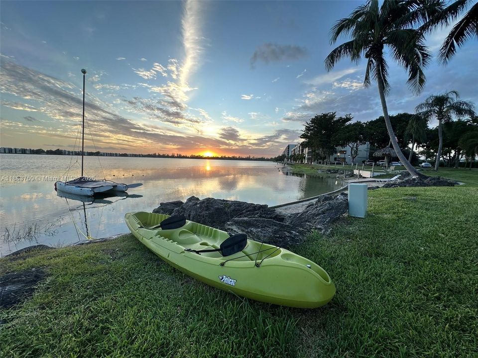 Active With Contract: $2,395 (2 beds, 2 baths, 920 Square Feet)