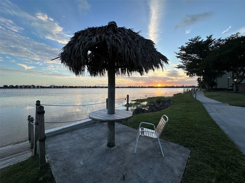 Active With Contract: $2,395 (2 beds, 2 baths, 920 Square Feet)