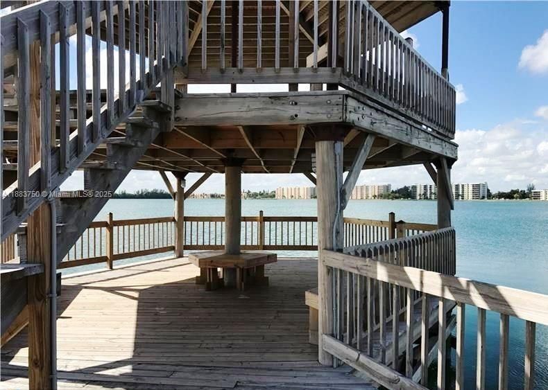 Active With Contract: $2,395 (2 beds, 2 baths, 920 Square Feet)