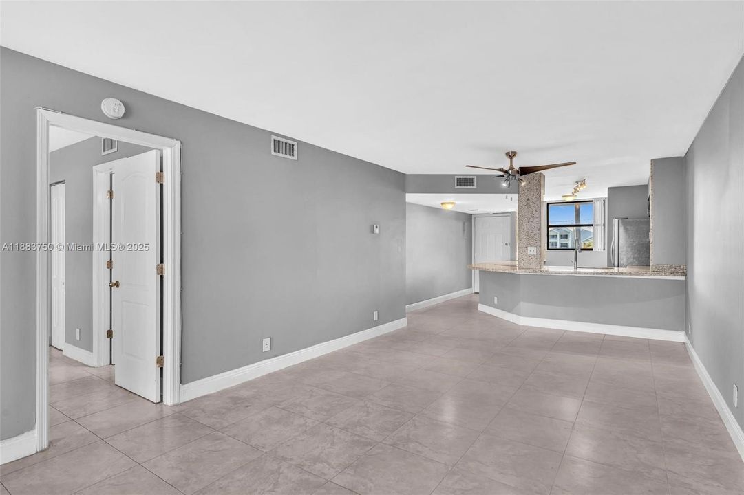 Active With Contract: $2,395 (2 beds, 2 baths, 920 Square Feet)