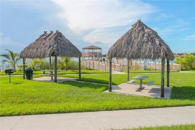 Active With Contract: $2,395 (2 beds, 2 baths, 920 Square Feet)