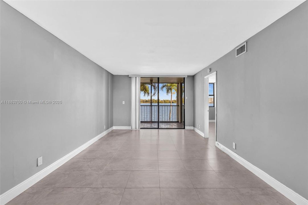 Active With Contract: $2,395 (2 beds, 2 baths, 920 Square Feet)