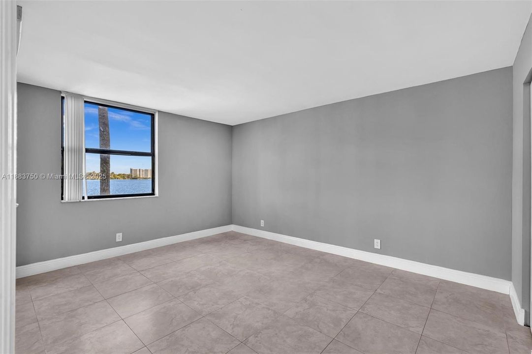 Active With Contract: $2,395 (2 beds, 2 baths, 920 Square Feet)