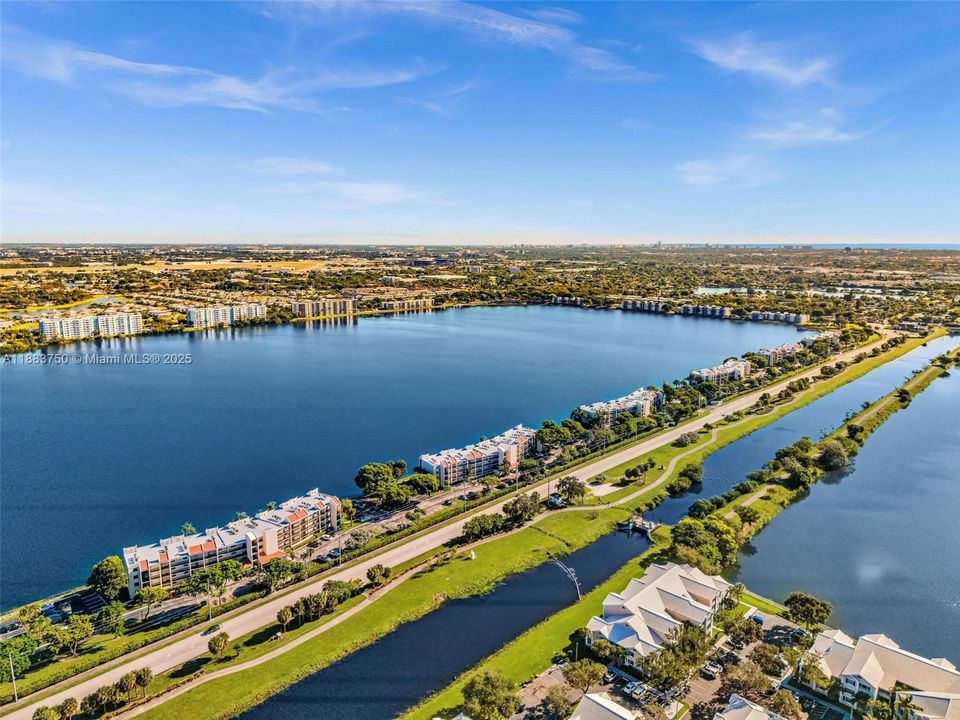 Active With Contract: $2,395 (2 beds, 2 baths, 920 Square Feet)