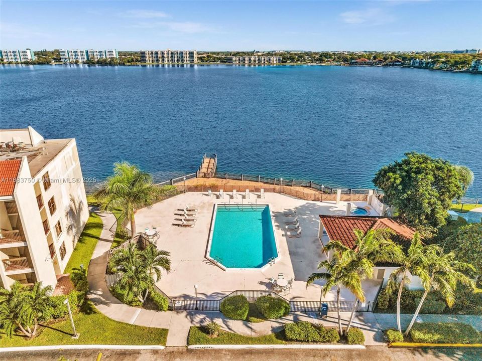 Active With Contract: $2,395 (2 beds, 2 baths, 920 Square Feet)