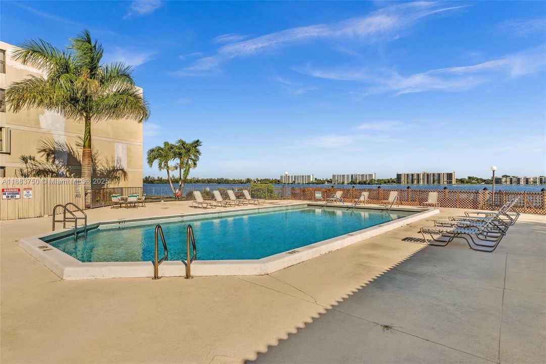 Active With Contract: $2,395 (2 beds, 2 baths, 920 Square Feet)