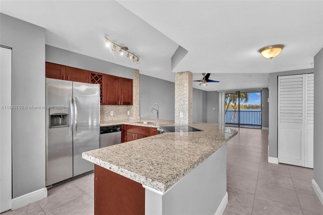Active With Contract: $2,395 (2 beds, 2 baths, 920 Square Feet)