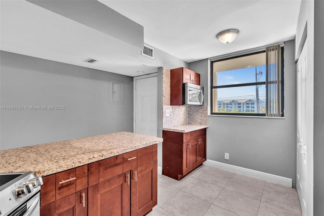 Active With Contract: $2,395 (2 beds, 2 baths, 920 Square Feet)