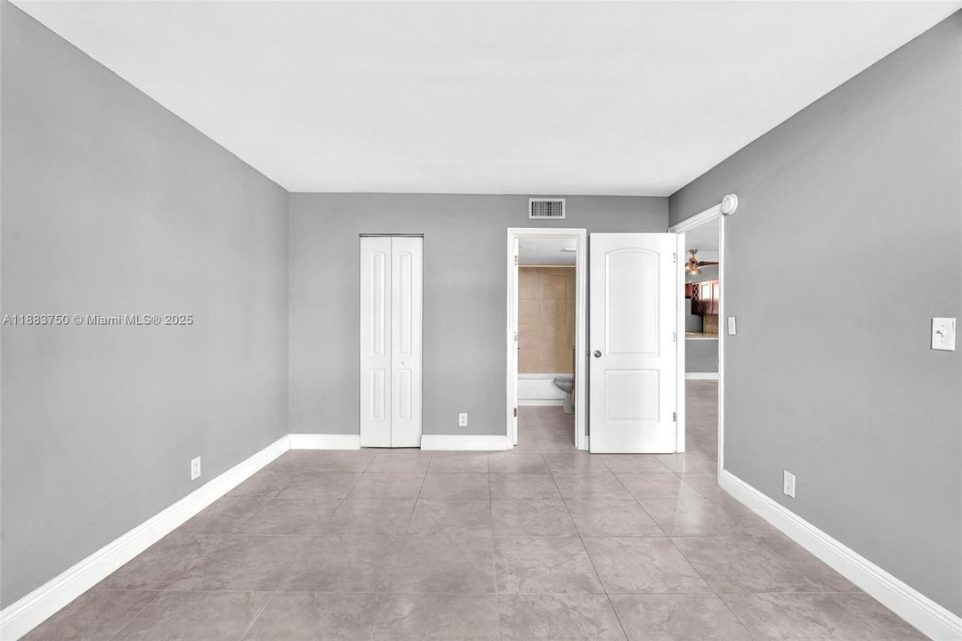 Active With Contract: $2,395 (2 beds, 2 baths, 920 Square Feet)