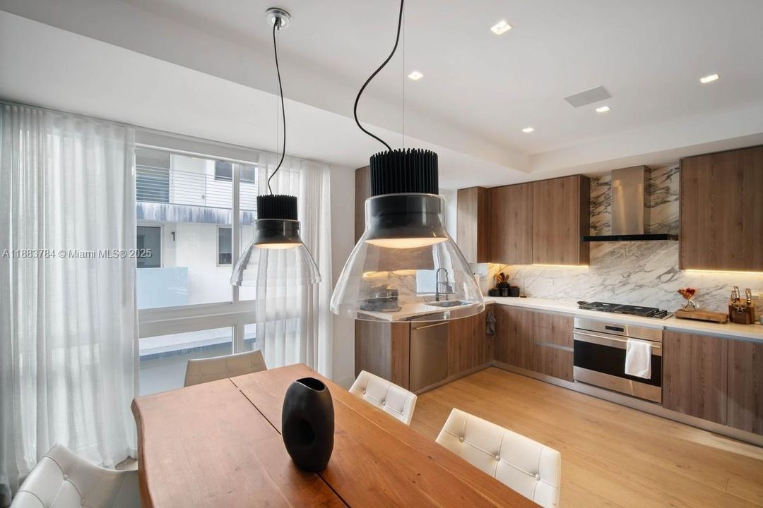 Active With Contract: $1,874,900 (3 beds, 3 baths, 2508 Square Feet)