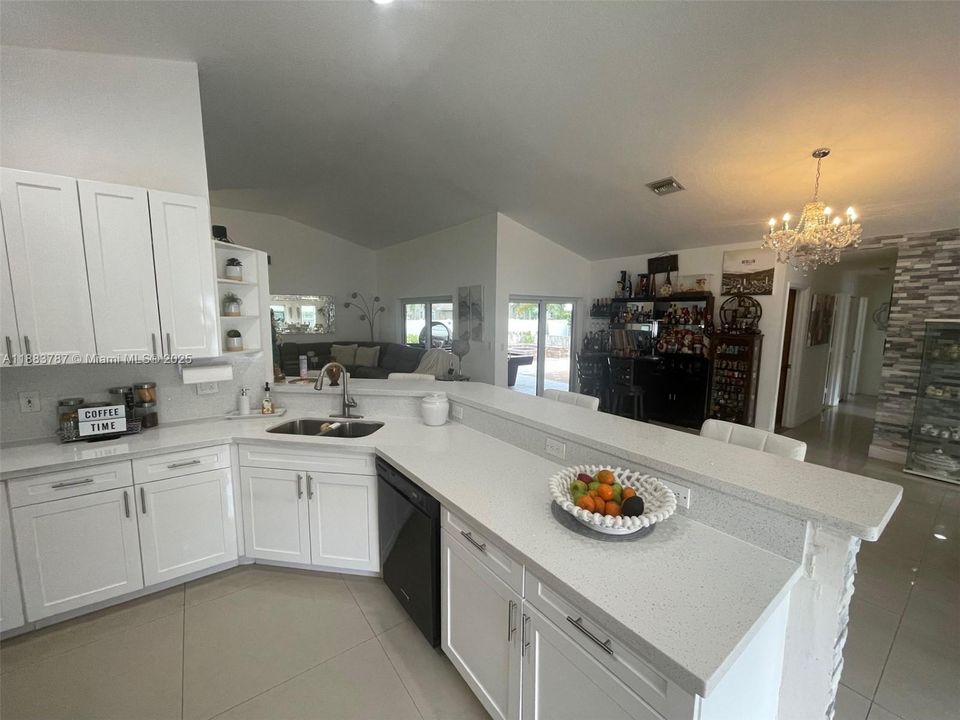 合同活跃: $850,000 (4 贝兹, 2 浴室, 2206 平方英尺)