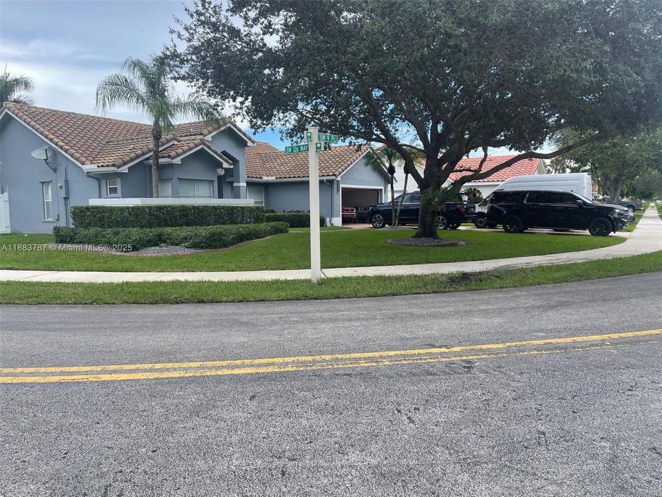 合同活跃: $850,000 (4 贝兹, 2 浴室, 2206 平方英尺)