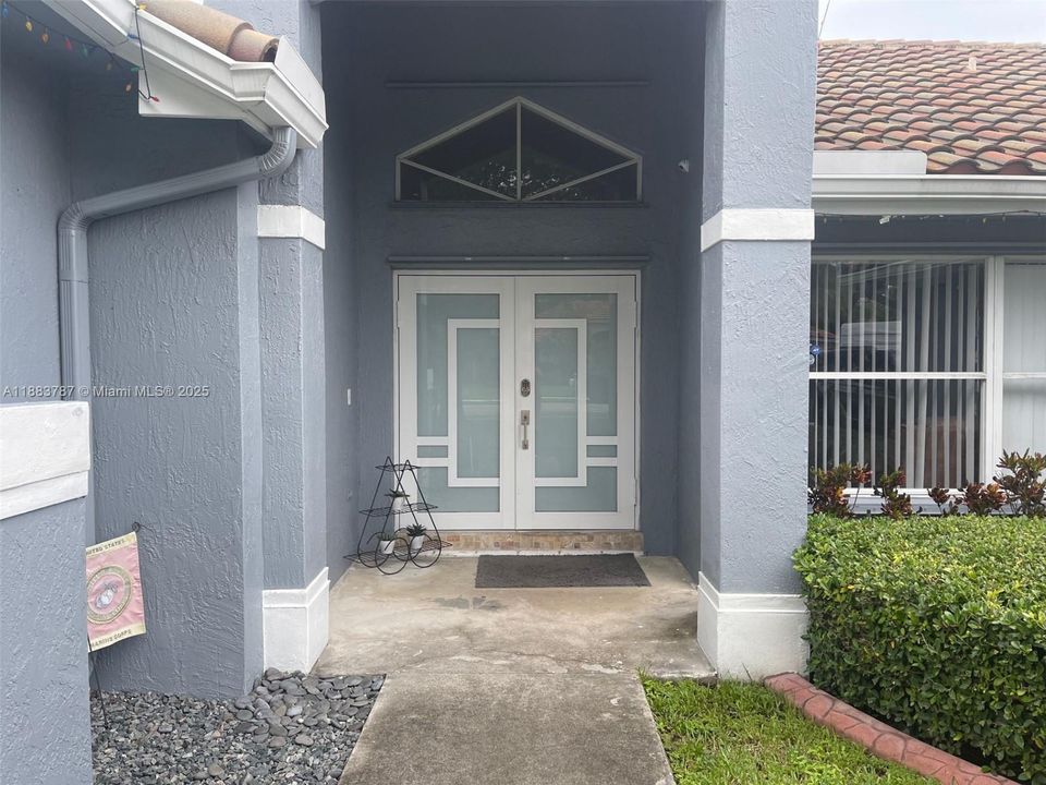 合同活跃: $850,000 (4 贝兹, 2 浴室, 2206 平方英尺)