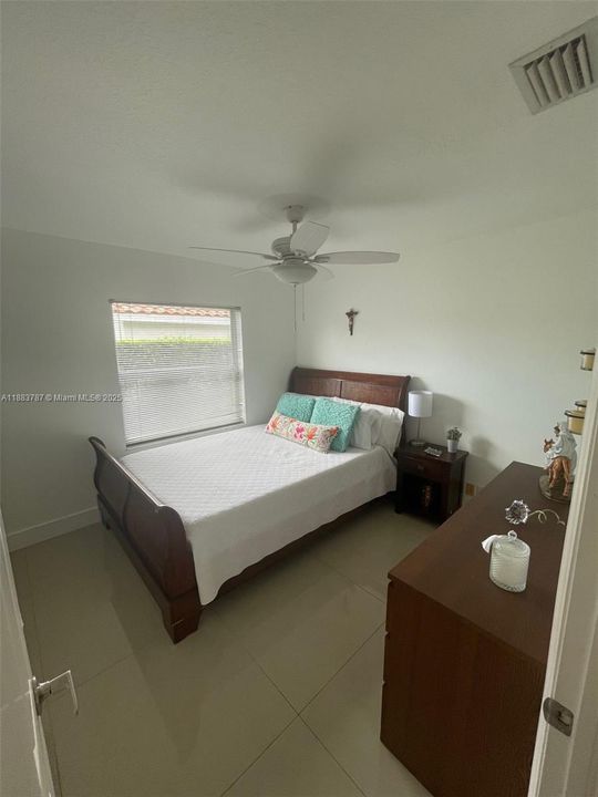 合同活跃: $850,000 (4 贝兹, 2 浴室, 2206 平方英尺)