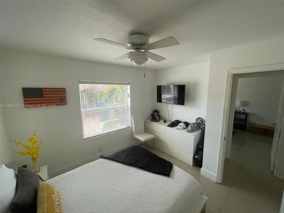 合同活跃: $850,000 (4 贝兹, 2 浴室, 2206 平方英尺)