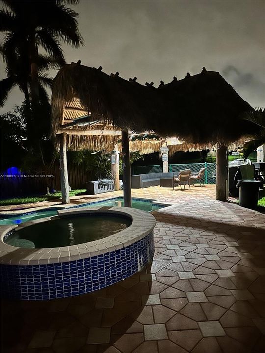 合同活跃: $850,000 (4 贝兹, 2 浴室, 2206 平方英尺)