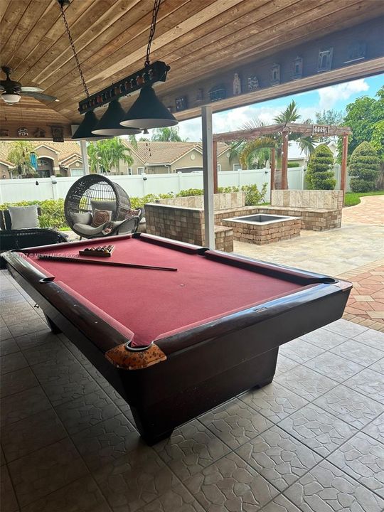 合同活跃: $850,000 (4 贝兹, 2 浴室, 2206 平方英尺)