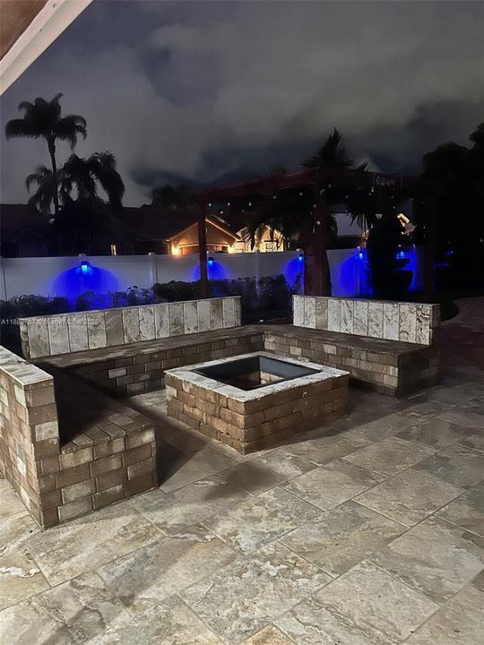 合同活跃: $850,000 (4 贝兹, 2 浴室, 2206 平方英尺)