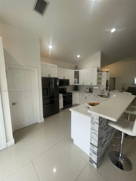 合同活跃: $850,000 (4 贝兹, 2 浴室, 2206 平方英尺)