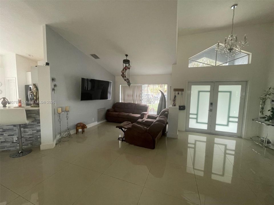 合同活跃: $850,000 (4 贝兹, 2 浴室, 2206 平方英尺)