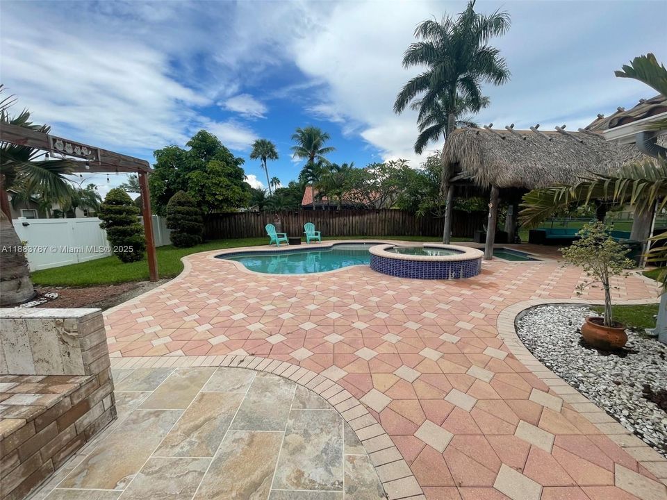 合同活跃: $850,000 (4 贝兹, 2 浴室, 2206 平方英尺)