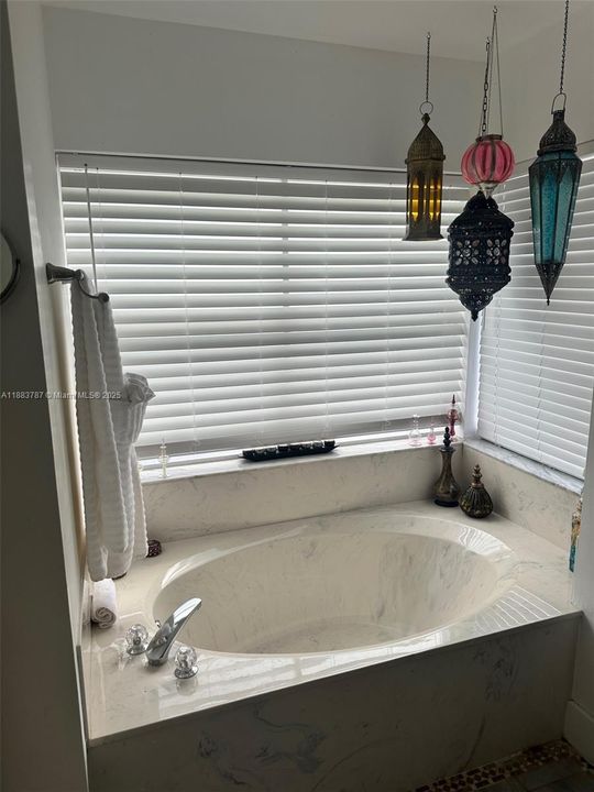 合同活跃: $850,000 (4 贝兹, 2 浴室, 2206 平方英尺)