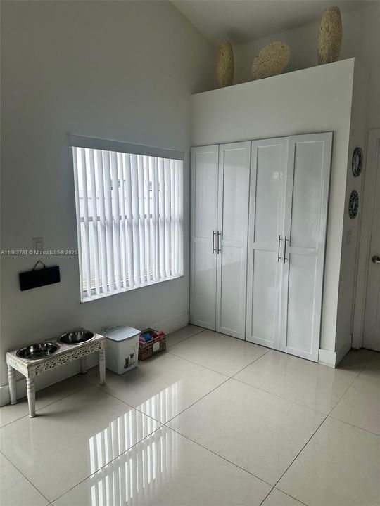 合同活跃: $850,000 (4 贝兹, 2 浴室, 2206 平方英尺)