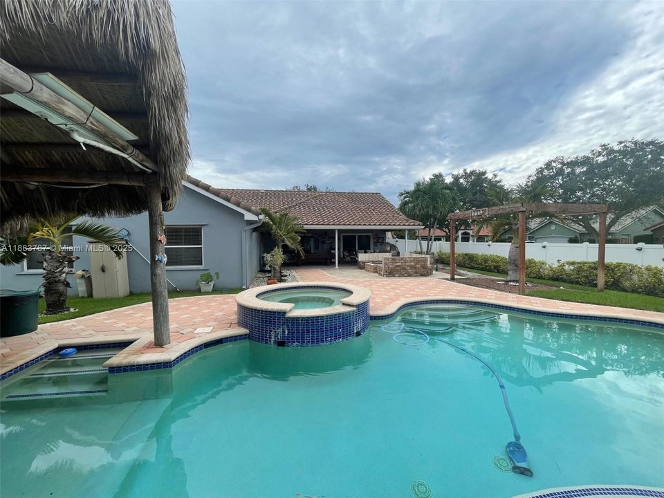 合同活跃: $850,000 (4 贝兹, 2 浴室, 2206 平方英尺)