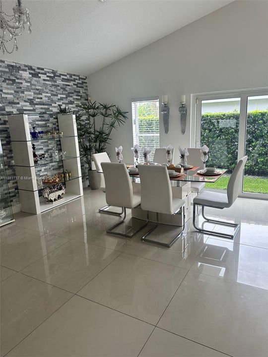 合同活跃: $850,000 (4 贝兹, 2 浴室, 2206 平方英尺)