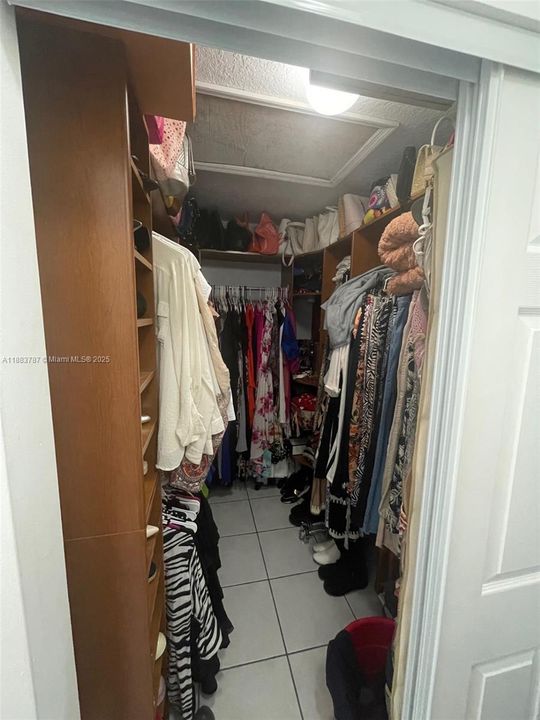 合同活跃: $850,000 (4 贝兹, 2 浴室, 2206 平方英尺)