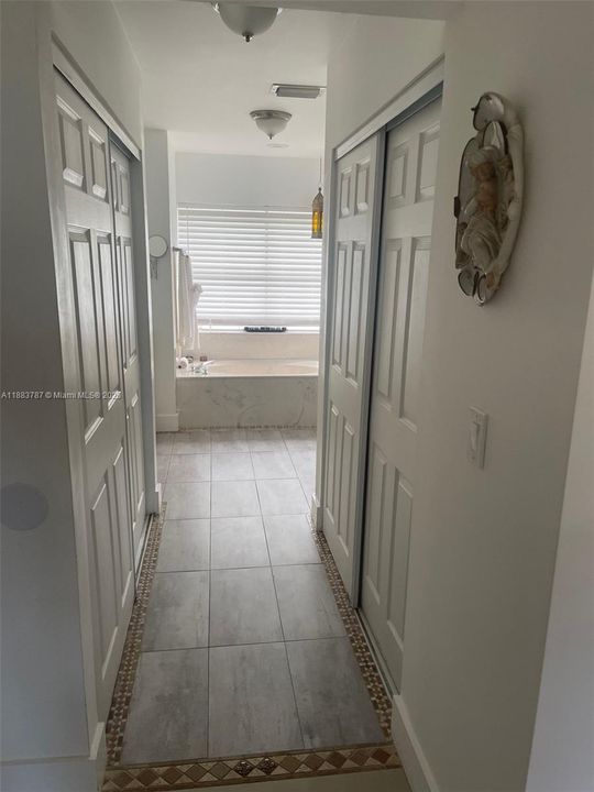 合同活跃: $850,000 (4 贝兹, 2 浴室, 2206 平方英尺)