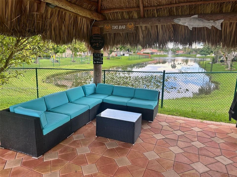 合同活跃: $850,000 (4 贝兹, 2 浴室, 2206 平方英尺)