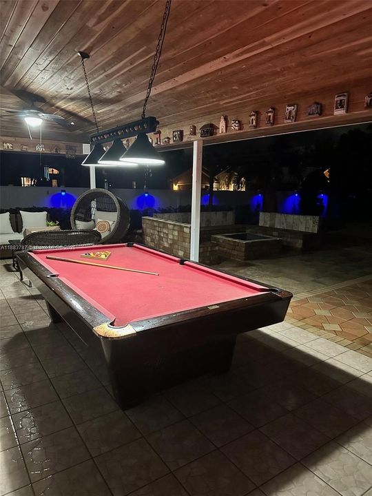 合同活跃: $850,000 (4 贝兹, 2 浴室, 2206 平方英尺)