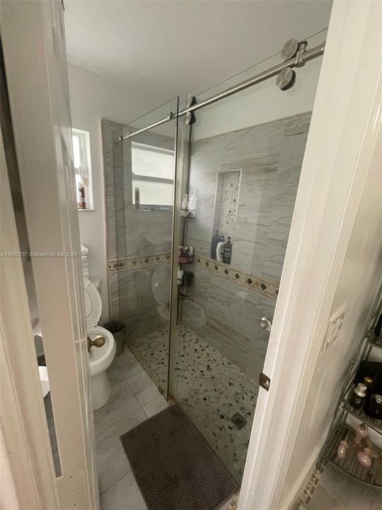 合同活跃: $850,000 (4 贝兹, 2 浴室, 2206 平方英尺)