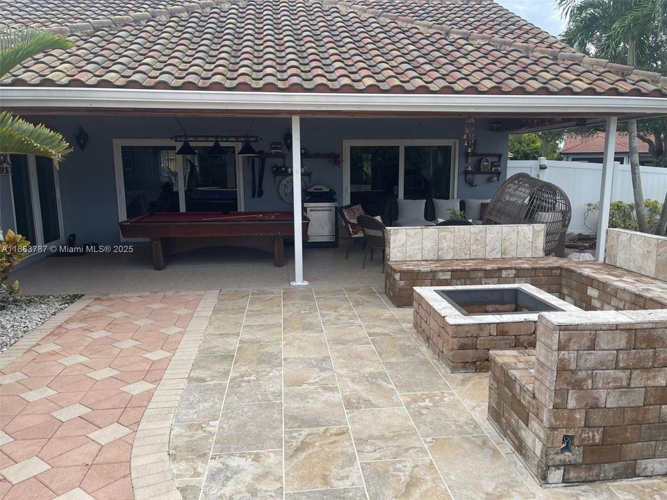 合同活跃: $850,000 (4 贝兹, 2 浴室, 2206 平方英尺)