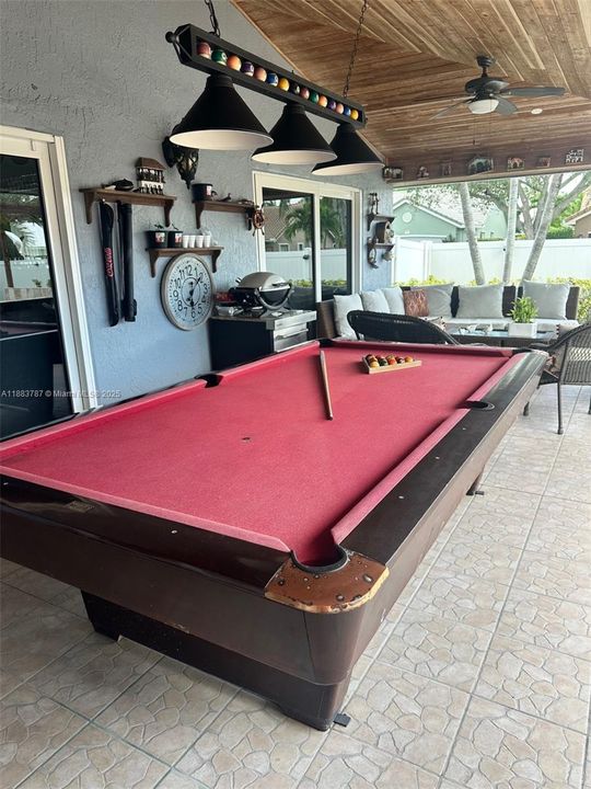 合同活跃: $850,000 (4 贝兹, 2 浴室, 2206 平方英尺)