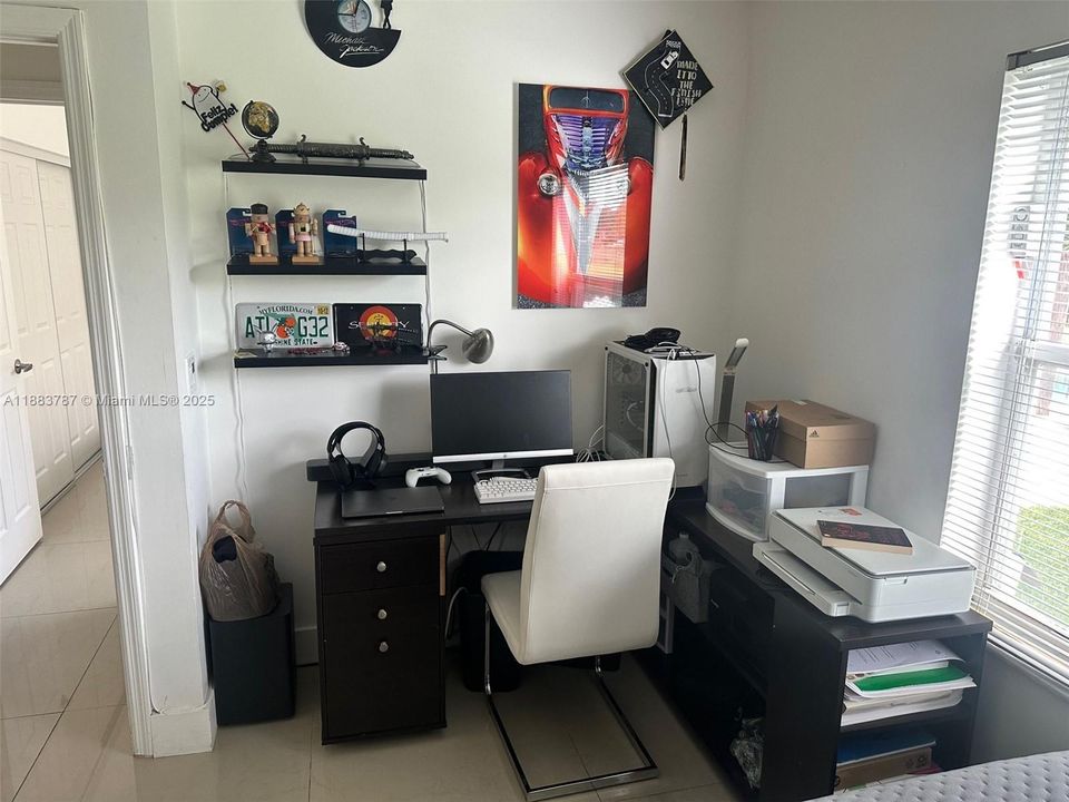 合同活跃: $850,000 (4 贝兹, 2 浴室, 2206 平方英尺)