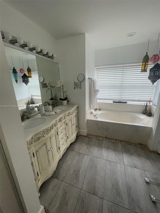 合同活跃: $850,000 (4 贝兹, 2 浴室, 2206 平方英尺)