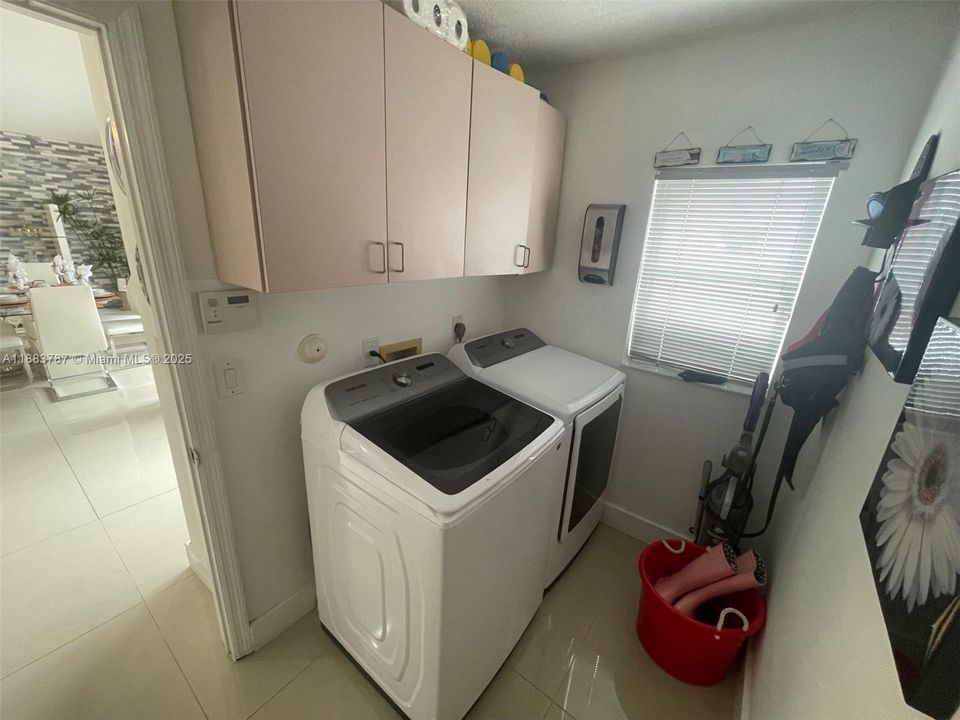 合同活跃: $850,000 (4 贝兹, 2 浴室, 2206 平方英尺)