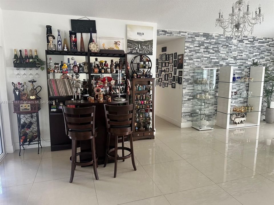 合同活跃: $850,000 (4 贝兹, 2 浴室, 2206 平方英尺)