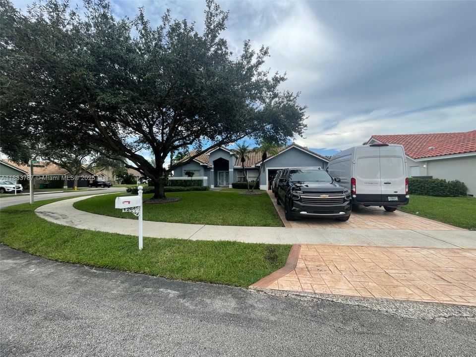 合同活跃: $850,000 (4 贝兹, 2 浴室, 2206 平方英尺)