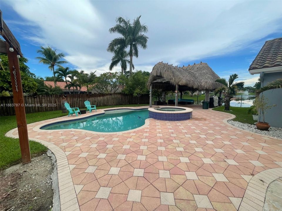 合同活跃: $850,000 (4 贝兹, 2 浴室, 2206 平方英尺)