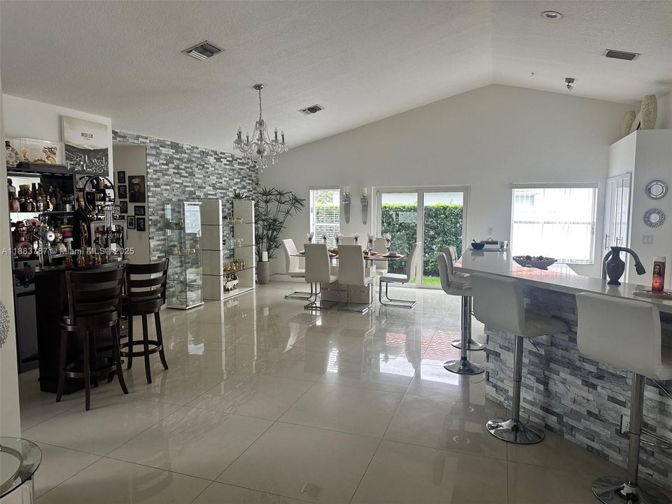 合同活跃: $850,000 (4 贝兹, 2 浴室, 2206 平方英尺)