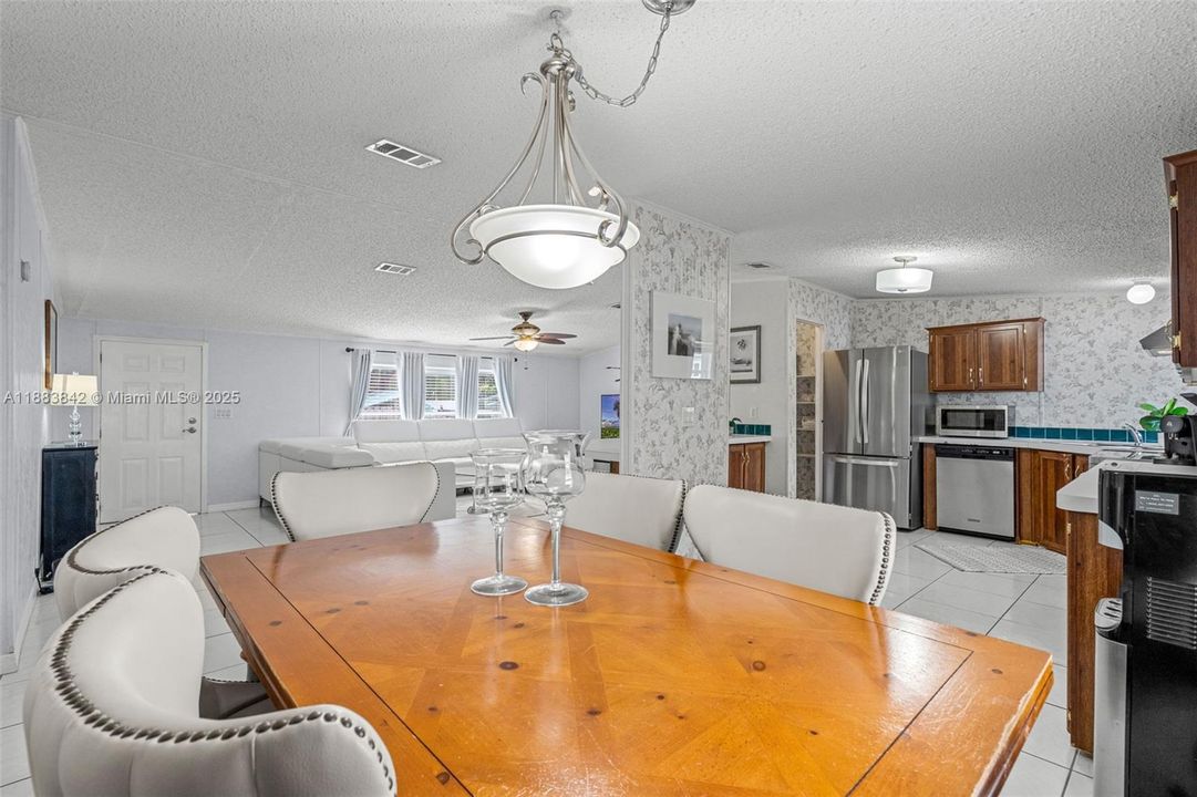 待售: $565,000 (4 贝兹, 2 浴室, 1632 平方英尺)