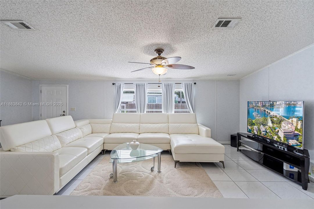 待售: $565,000 (4 贝兹, 2 浴室, 1632 平方英尺)