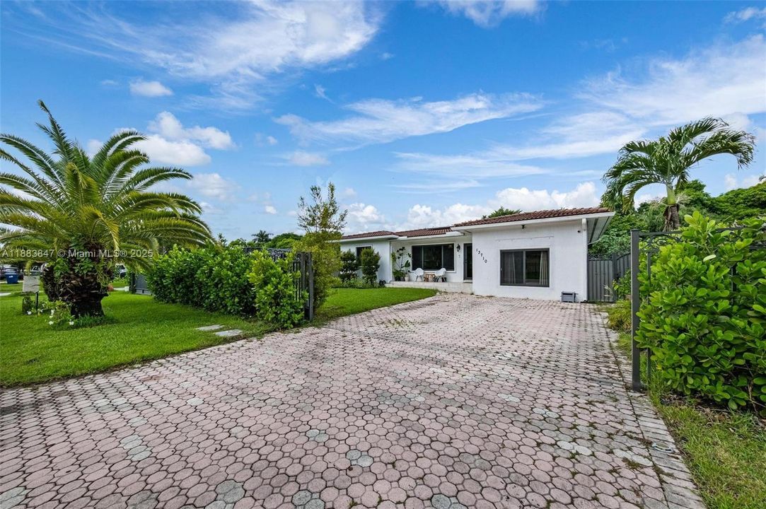 合同活跃: $875,000 (3 贝兹, 2 浴室, 1676 平方英尺)