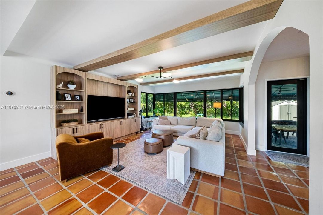 合同活跃: $875,000 (3 贝兹, 2 浴室, 1676 平方英尺)